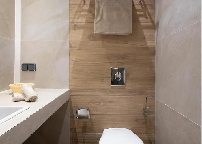 Spitarona Town House - Largest In The Center Villa